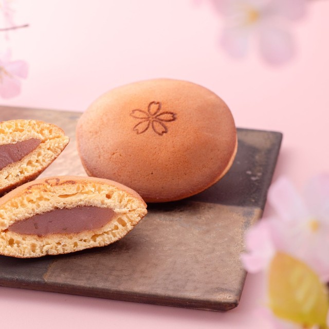 「桜どらやき」（赤福提供）