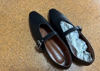 ③巻いた新聞紙を靴の中に入れる。