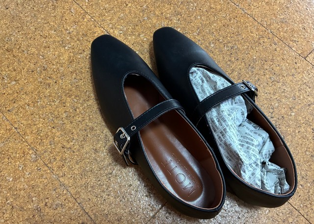 ③巻いた新聞紙を靴の中に入れる。