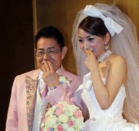 結婚パーティーでカトちゃんペをする加藤茶さんと彩菜さん＝2012年撮影