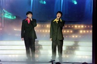 全日本有線大賞で歌う猿岩石の有吉弘行（左）と森脇和成＝1997年