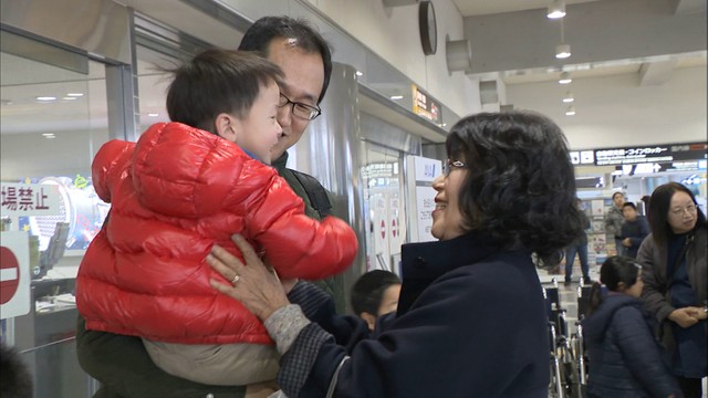 高松空港ではふるさとで過ごす人たちで朝から混雑　香川