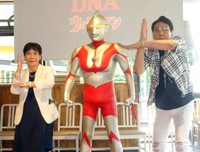 ウルトラマンのイベントで「スペシウム光線」のポーズを決める桜井浩子（左）とスーツアクターの古谷敏＝都内（2020年撮影）