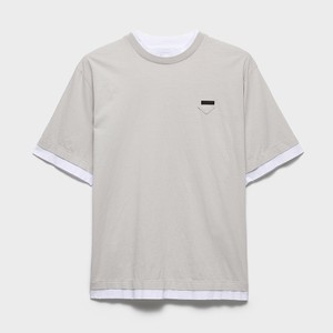 トライアングルロゴを現代的に再解釈した、プラダのTシャツ。
