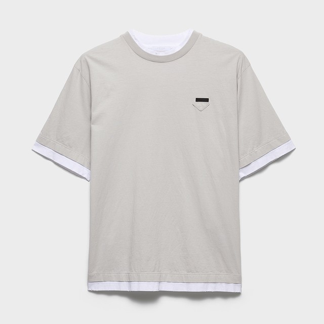 トライアングルロゴを現代的に再解釈した、<br>プラダのTシャツ。