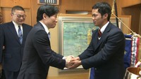 知事の前でスピーチ生披露　弁論大会優勝のアンドレ君が表敬訪問　岡山