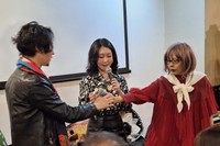 新作映画「アコを探して」の出演者と共に試写会で挨拶する寺嶋真里監督（右）＝都内