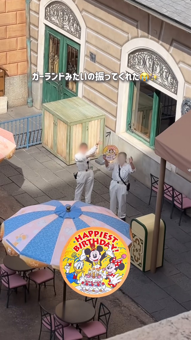 広場からバースデーガーランドを掲げ、手を振るキャスト。遠くまで届くような「おめでとう！」の声が響いた／ゆっきーさん（@yuki.m.h）提供