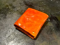 財布を染め直してオイルを入れ、ツヤッとした状態に至るまで修復（Grande uomoさんXより）