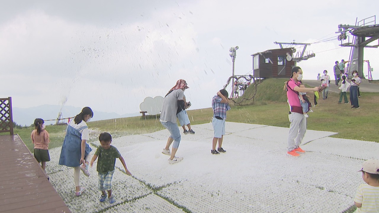 真夏に雪遊び 雲辺寺山頂公園で 涼 を感じる新たな取り組み 香川 観音寺市 Ksbニュース Ksb瀬戸内海放送
