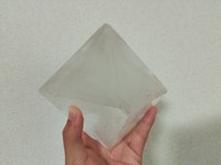 片手でなんとか持てるサイズのミョウバン／こいるガン⑨さん（@@coilgun_9）提供