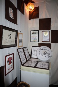 番組の取材や有名人のサインが並んだ店内