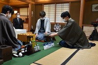 封じ手を受け取る羽生善治九段（提供・日本将棋連盟）