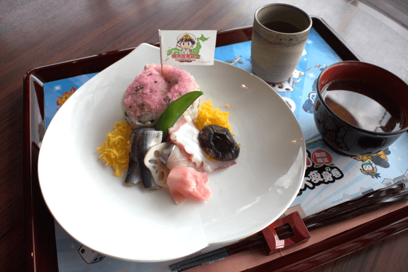 「桃鉄」と吉備SA（上り）がコラボ！限定メニューの「岡山寿司」　提供：西日本高速道路サービス・ホールディングス（株）