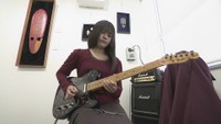 “漆ギター”を演奏する馬場美夕さん