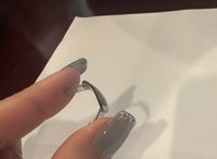 謎のプラスチックパーツを横から撮影／カーラキャットカフェさん提供