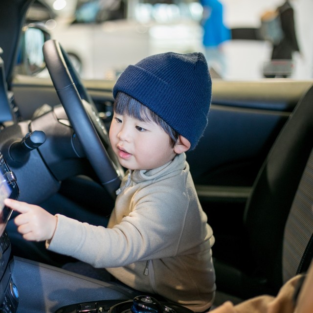 幼い子どもが車を運転？　※画像はイメージです（Hiroki Obara/stock.adobe.com）