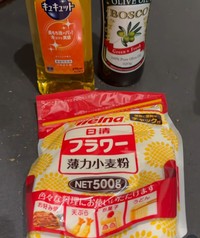 小麦粉と洗剤、オリーブオイルを使って、子猫の体をきれいにした（「あかつきニャンコ」さん、Instagramよりキャプチャ撮影）