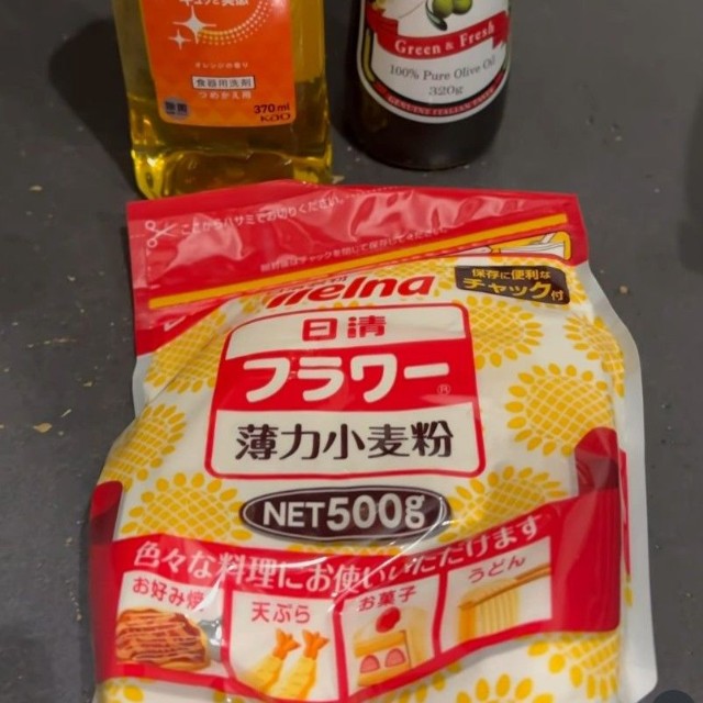 小麦粉と洗剤、オリーブオイルを使って、子猫の体をきれいにした（「あかつきニャンコ」さん、Instagramよりキャプチャ撮影）