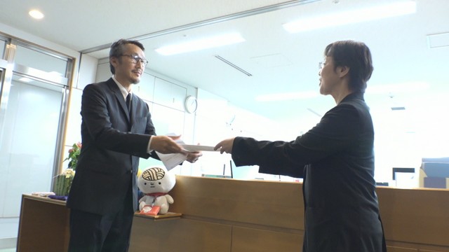 知事宛ての要望書を手渡す日本建築家協会・香川地域会の斉藤会長