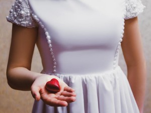 「選択的夫婦別姓」が叶わぬ現在。自分の血肉の一部だった苗字を手放した