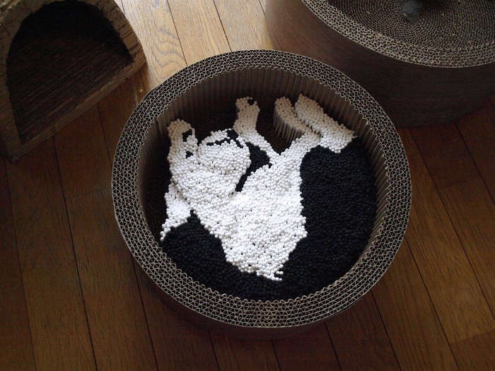 爪とぎベッドを使った、等身大猫作品も