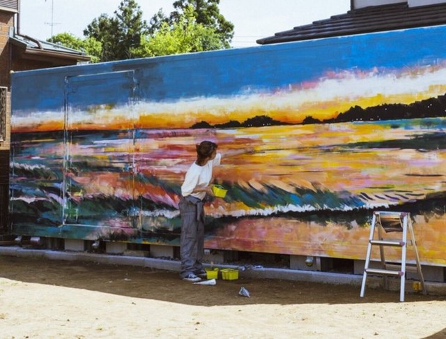 壁をキャンパスに描く晴夏さん／晴夏 haruka（@_harenatsu）さん提供