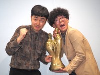 大阪に凱旋した「M-1グランプリ2025」王者のたくろう・赤木裕（左）、きむらバンド＝大阪・よしもと漫才劇場