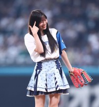 ファーストピッチセレモニーで投球し、笑顔を見せる≠ME・冨田菜々風＝エスコンフィールド北海道
