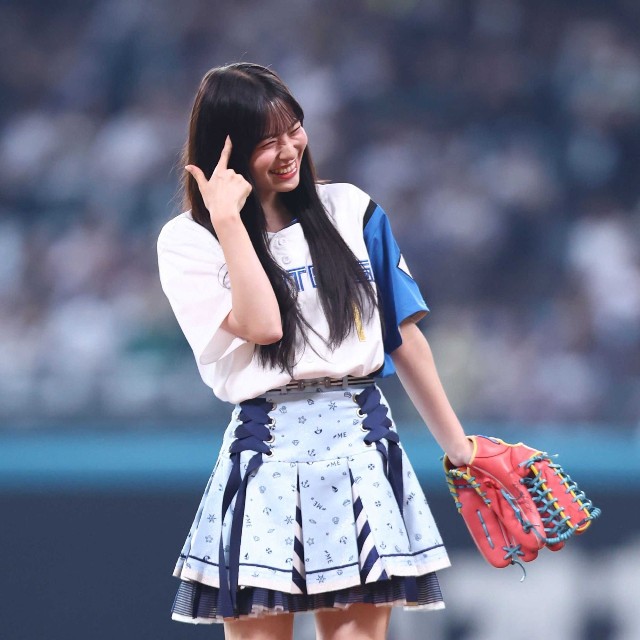 ファーストピッチセレモニーで投球し、笑顔を見せる≠ME・冨田菜々風＝エスコンフィールド北海道
