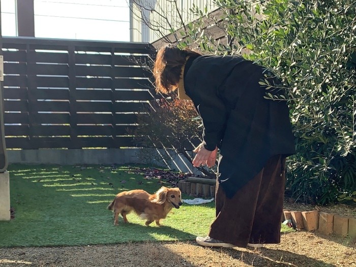 ハナちゃんとお母さん。ハナちゃんのリハビリを担当し、成果を上げられたことが、今の自信につながっている（遠藤さん提供）