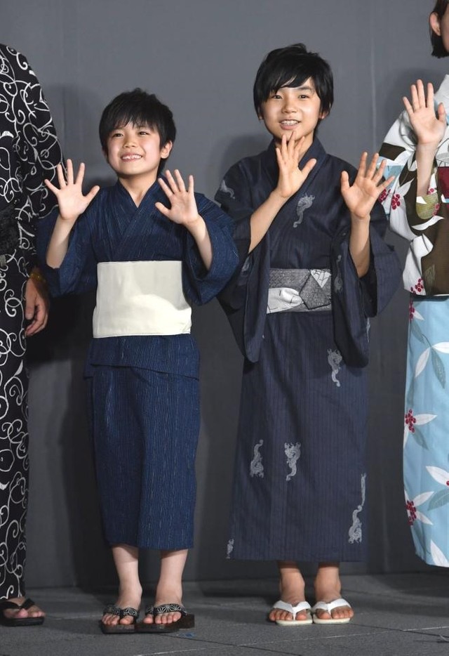 浴衣姿で手を振る猪股怜生（左）と寺田心＝東京・神田明神（撮影・西岡正）