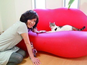 愛猫と遊べば疲れ忘れる　清水ミチコさんと「アケビ」「チビ」