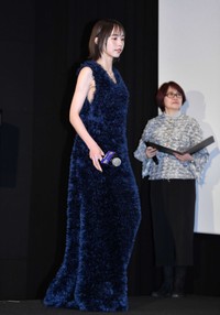 舞台あいさつに登場した井桁弘恵＝3日