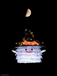 洗濯バサミのオバケ。庭につるして月と合わせ多重露出で撮影