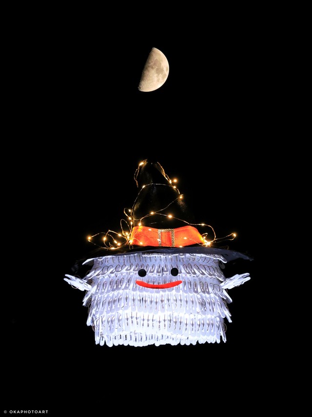 洗濯バサミのオバケ。庭につるして月と合わせ多重露出で撮影