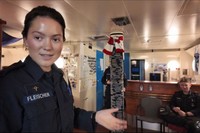 フリゲート艦内の談話室を案内するアマイア・フライシャーさん=2025年2月11日、ノルウェー・ベルゲンの海軍基地、荒ちひろ撮影