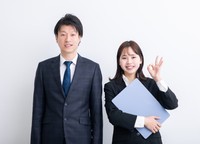 スーツを着た男女※画像はイメージです（健二 中村/stock.adobe.com）