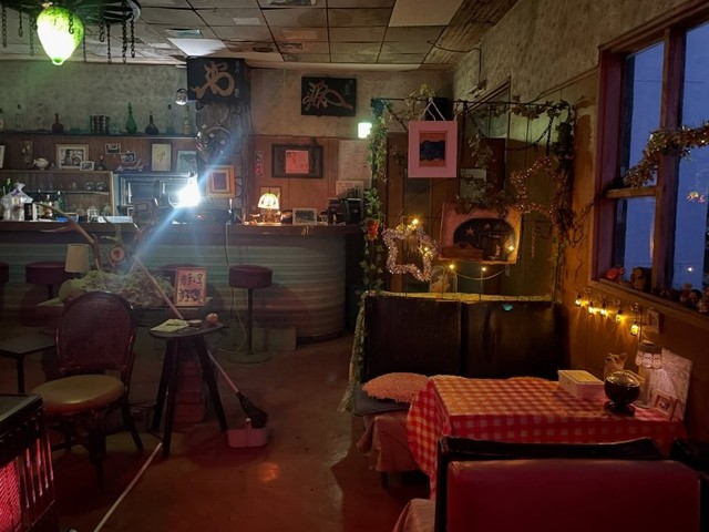 店内は落ち着いた雰囲気。かつては、ジンギスカン店を営業していた（「室蘭ランプ城」提供、Instagramよりキャプチャ撮影）