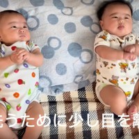 機嫌よく寝転んでいる双子ちゃん（提供：@_with.twins_さん）