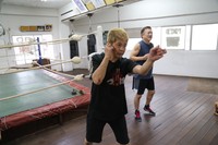 神戸拳闘会で30年ぶりに練習に取り組む坪井将誉さん（左手前）と鈴木敏和さん