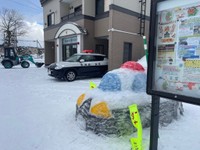 北海道の駐在所に設けられたパトカーの雪像が可愛すぎると話題に（カンペシーノ提供）