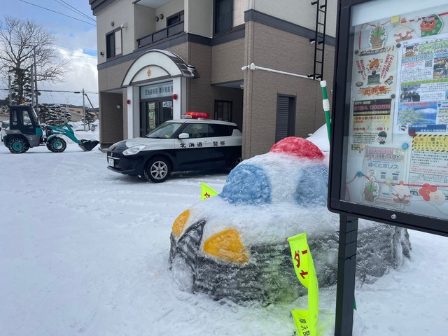北海道の駐在所に設けられたパトカーの雪像が可愛すぎると話題に（カンペシーノ提供）