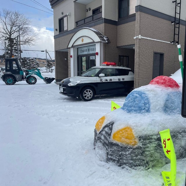 北海道の駐在所に設けられたパトカーの雪像が可愛すぎると話題に（カンペシーノ提供）