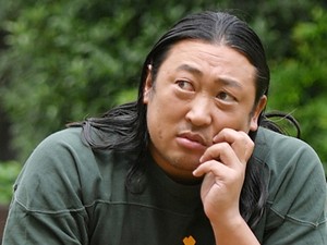 ロバートの秋山竜次さんが『つくるひとびと　クリエイター71人のパワー・ワード』を出版　なりきって出てきた、生きた言葉