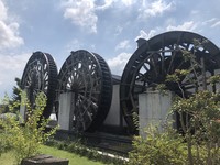 水車が立ち並ぶ村内の風景（画像提供：もち吉）