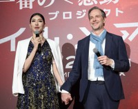 手をつなぐアンミカ（左）とセオドール・ミラ－氏＝2026年3月