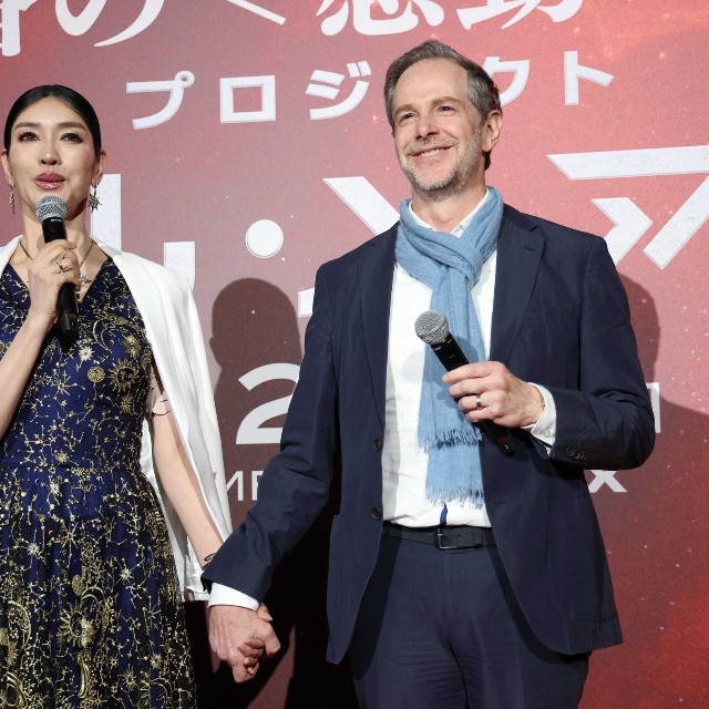 手をつなぐアンミカ（左）とセオドール・ミラ－氏＝2026年3月