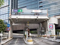 首都高入口に設置されている遮断機※画像はイメージです（moonrise/stock.adobe.com）