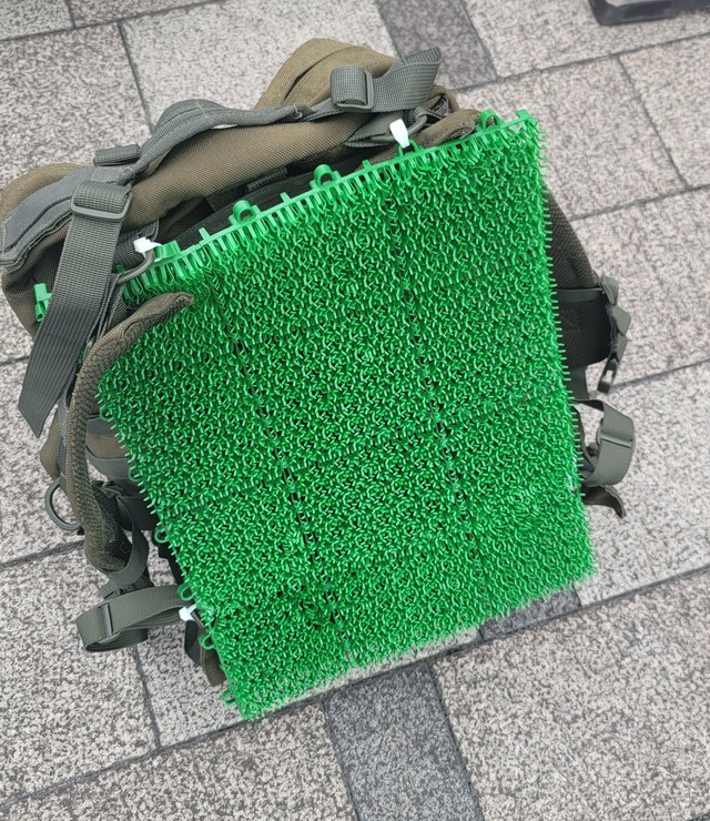 リュックの中の荷物を汗から防ぐ人工芝！（提供：なのさん@C106 2日目 東6 キ-53b）